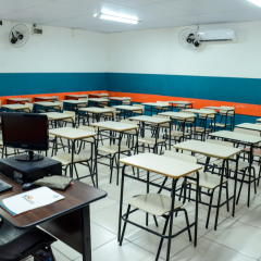 Salas de aula climatizadas e com recursos tecnológicos.
